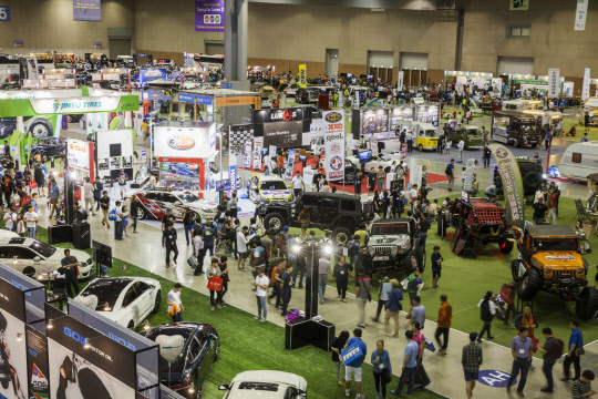 킨텍스가 국내 최대 자동차 부품 및 서비스 통합 전시회 '2016 오토모티브 위크'(Automotive Week 2016)를 9월 2일부터 4일까지 3일간 경기도 일산 킨텍스 제1전시장 1, 2, 3홀에서 개최한다. 올해 오토모티브 위크는 자동차 정비 주유 서비스 전문 전시회인 오토서비스코리아(Auto Service Korea), 자동차 튜닝 및 모터스포츠 전문 전시회인 더튜닝쇼(The Tuning Show), 캠핑카 트레일러 등의 전시관으로 이루어진 오토캠핑과 함께, 올해 신설된 자동차 부품관으로 구성한 오토파츠(Auto Parts)까지 총 4개의 섹션으로 구성한다. 지난 전시회 모습. 킨텍스 제공